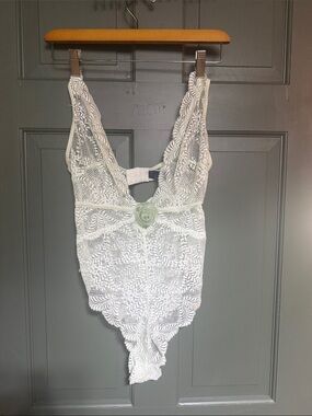 RACHEL Rachel Roy White Lace Plunge V-Back Bodysuit with Floral Rosette lime gre